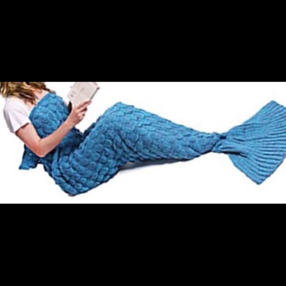 Fish scale mermaid tail blanket with glitter